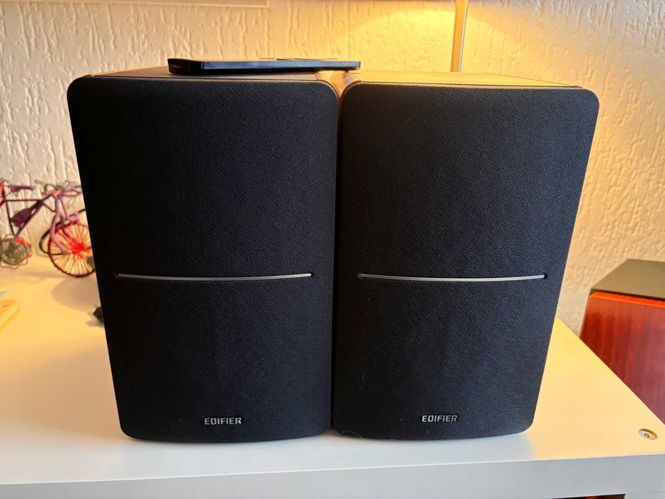 Colunas Edifier R1280Ts com saída para subwoofer