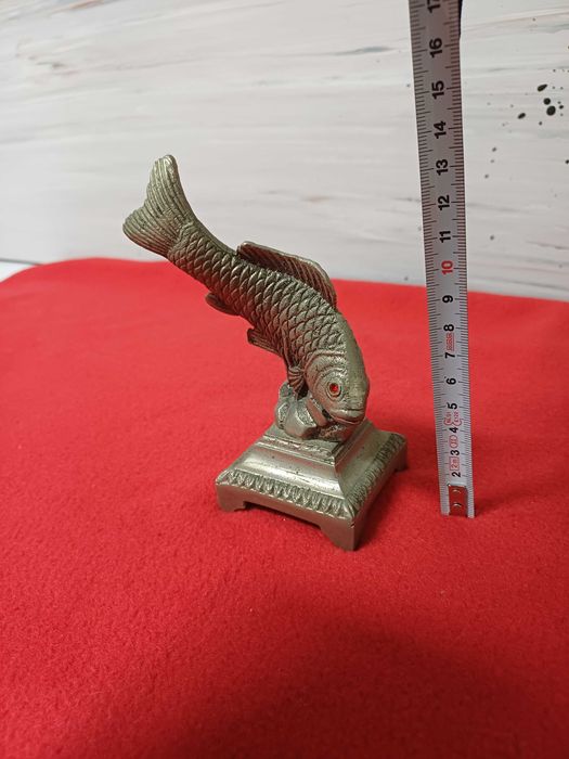 Estatueta de um peixe vintage em metal