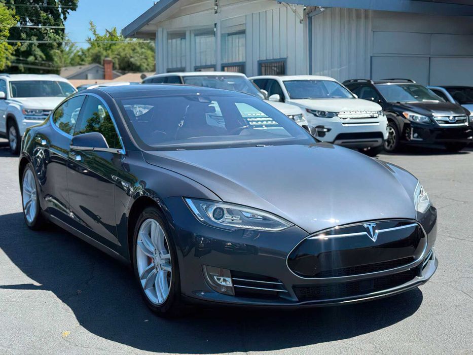 Tesla Model S P85D      2015