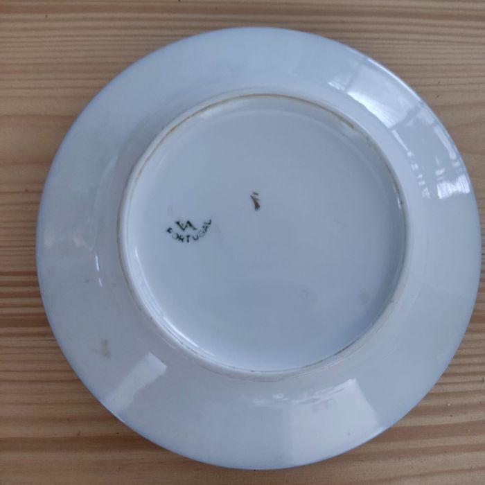 Dois pratos redondos Vista Alegre, azuis e dourados