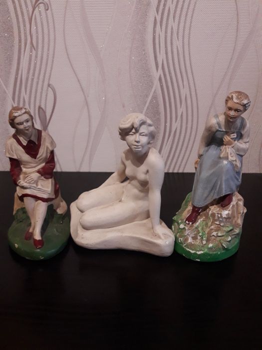 Статуэтки из гипса артели Кунгур.Девочка с книгой