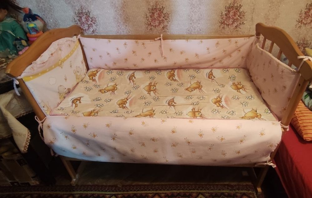 Продам дитяче ліжечко недорого, в чудовому стані. В подарок одяг.