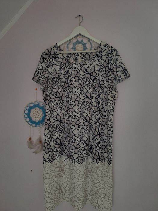 Biala sukienka z kwiatami