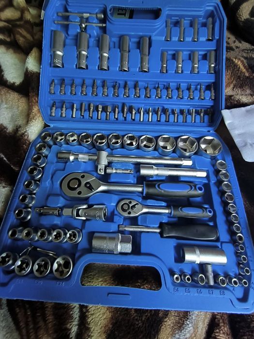 Набір ключів головок новий в кейсі