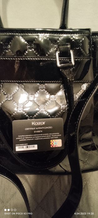 Czarna skórzana lakierowana torebka Kazar
