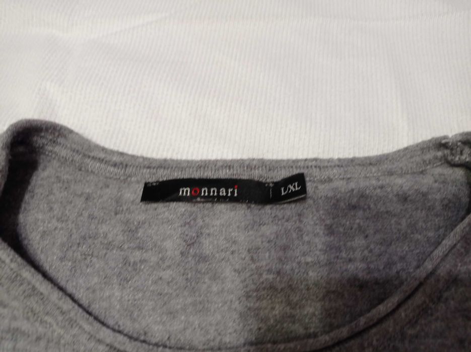 Lekki popielaty świecący sweterek pod szyję