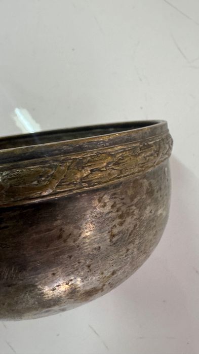 Tigela/taça metálica antiga com rebordo trabalhado em relevo (padrão de folhas/grinalda).