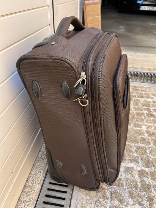 Mala de viagem com rodinhas e puxador