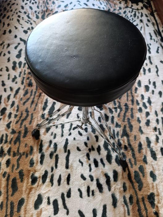 Стілець для барабанної установки