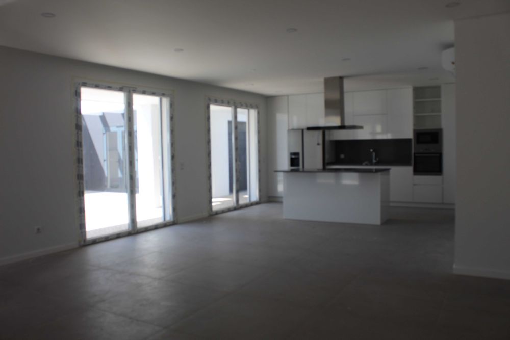 Vende-se Moradia Isolada  T4 com Piscina