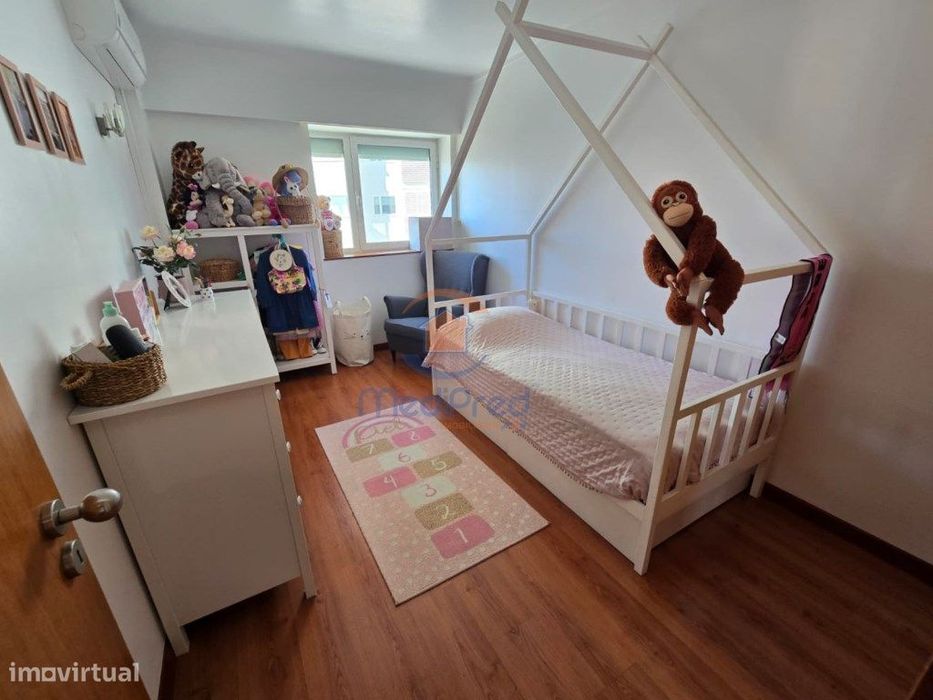 Apartamento T2 com Varanda, Parqueamento e Arrecadação | Alta de Li...