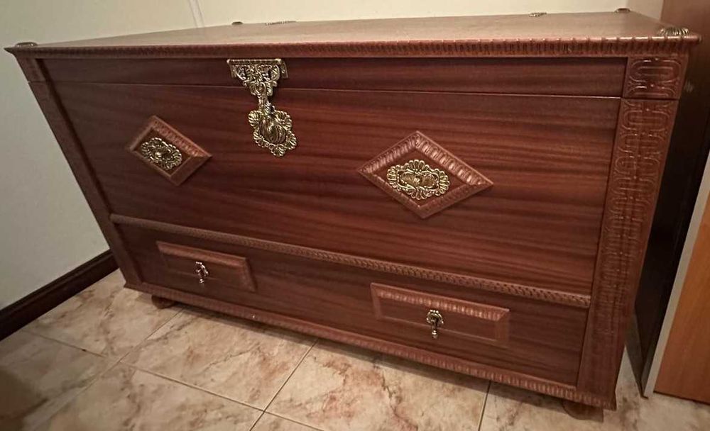 Arca / Baú em Madeira Maciça com Ferragens – Estilo Clássico