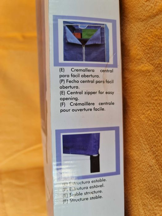 Roupeiro em tecido e estrutura tubular interna