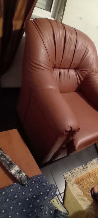 Cadeirão poltrona sofá, em pele castanho