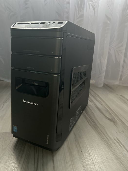 Komputer stacjonarny lenovo z monitorem samsung