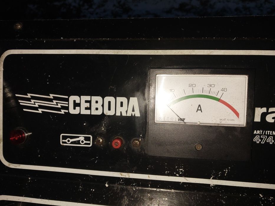 Prostownik/urządzenie rozruchowe.