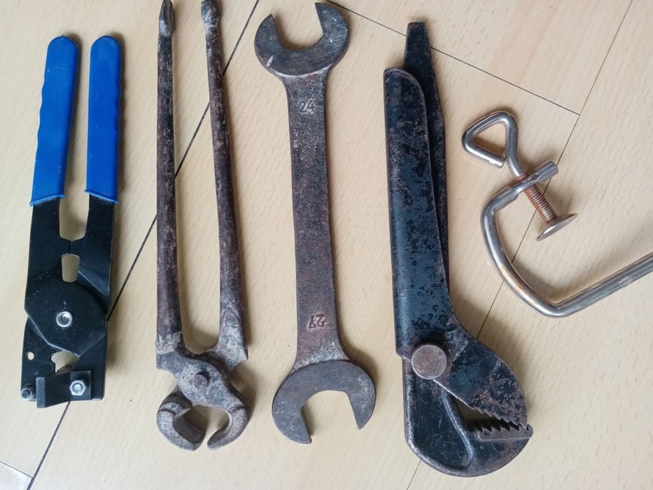 Stare, masywne narzędzia z PRL-u