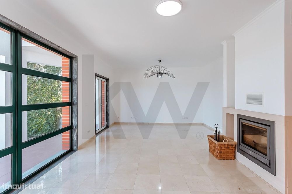 Moradia T4+2 com Jardim e Piscina para Arrendamento, junto ao Oeiras G