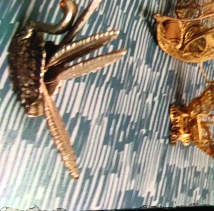 Pequenos objetos de antiguidades usados em bom estado