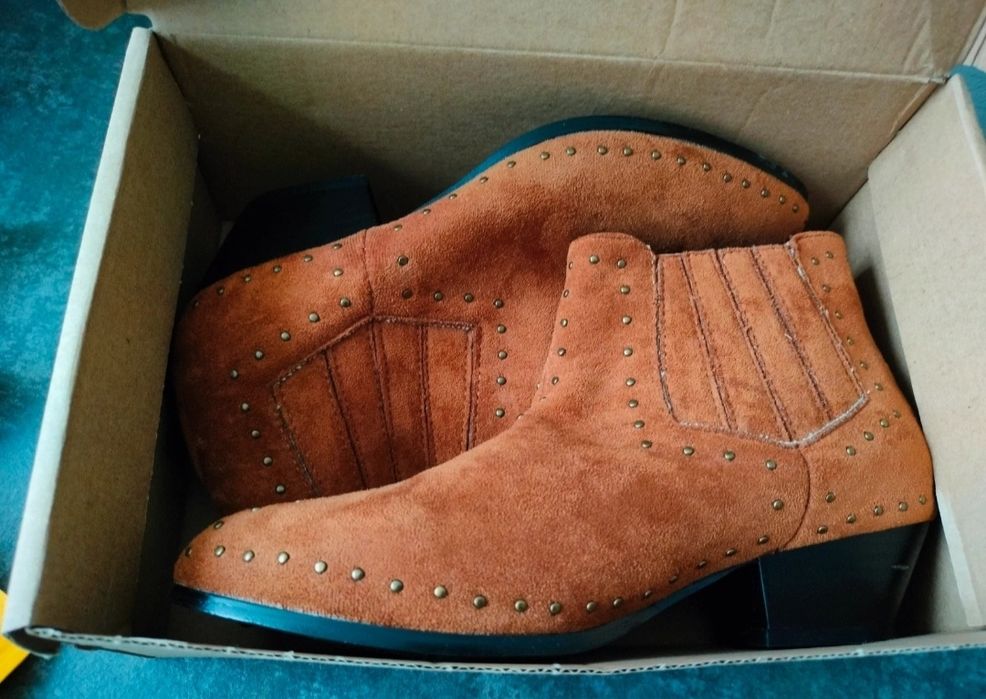 Ciemnobeżowe botki rozm. 38