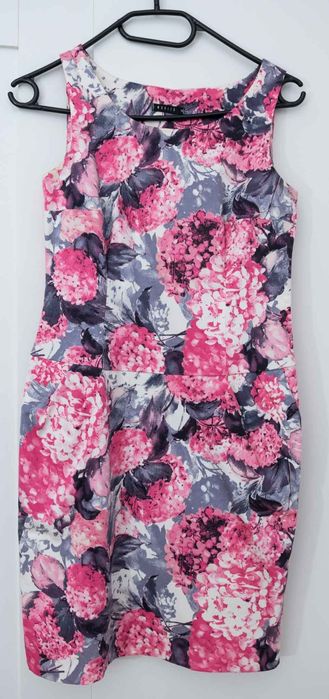 Sukienka w kwiaty marki Mohito.
