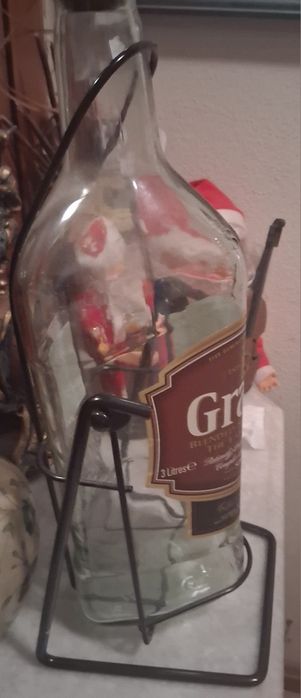 Suporte metálico para garrafa de whiskey