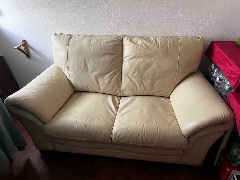 Sofás em pele, cor creme, 2 e 3 lugares