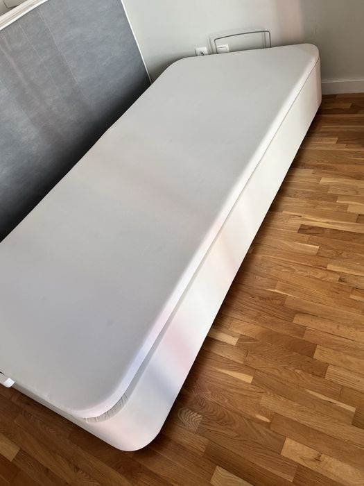 Cama 90x200 branca com grande capacidade de arrumação