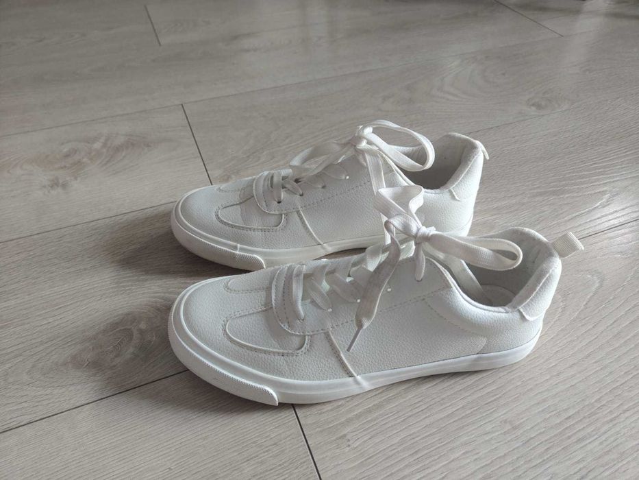 Buty sneakersy biale Reserved jak nowe 39