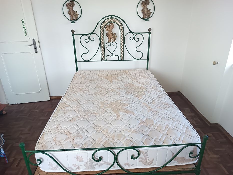 Cama de ferro muito antiga