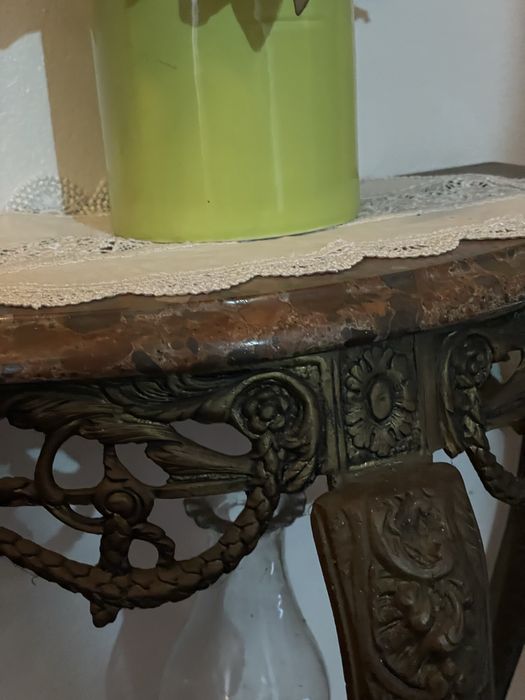 Mesa/Consola antiga em metal ornamentado com tampo de mármore