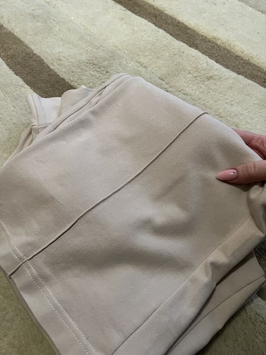 Костюми жіночі класичний і прогулочний