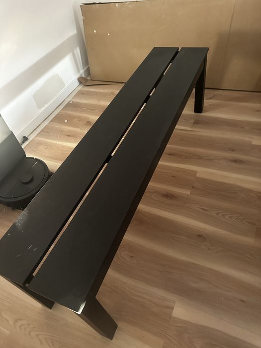 Banco madeira cor castanho preto. Medidas: 1,58*36 Modelo: Bjursta