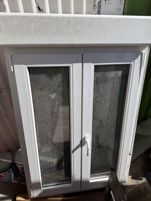 Janela de PVC branco de duas folhas com vidro duplo