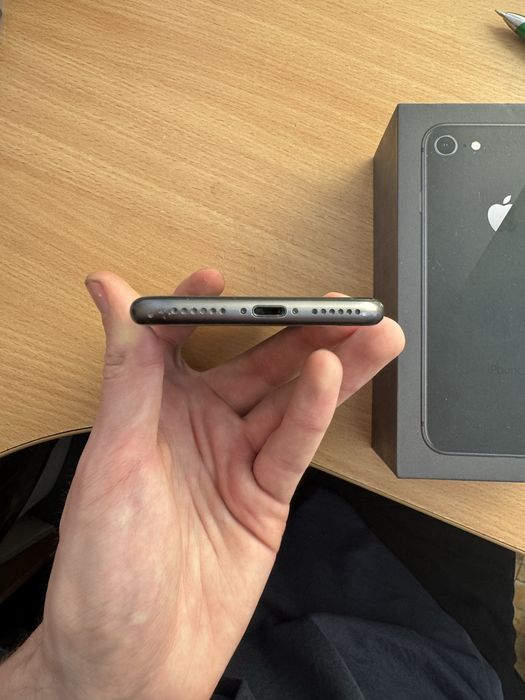 Apple Iphone 8 64 GB Space Gray  в гарному стані