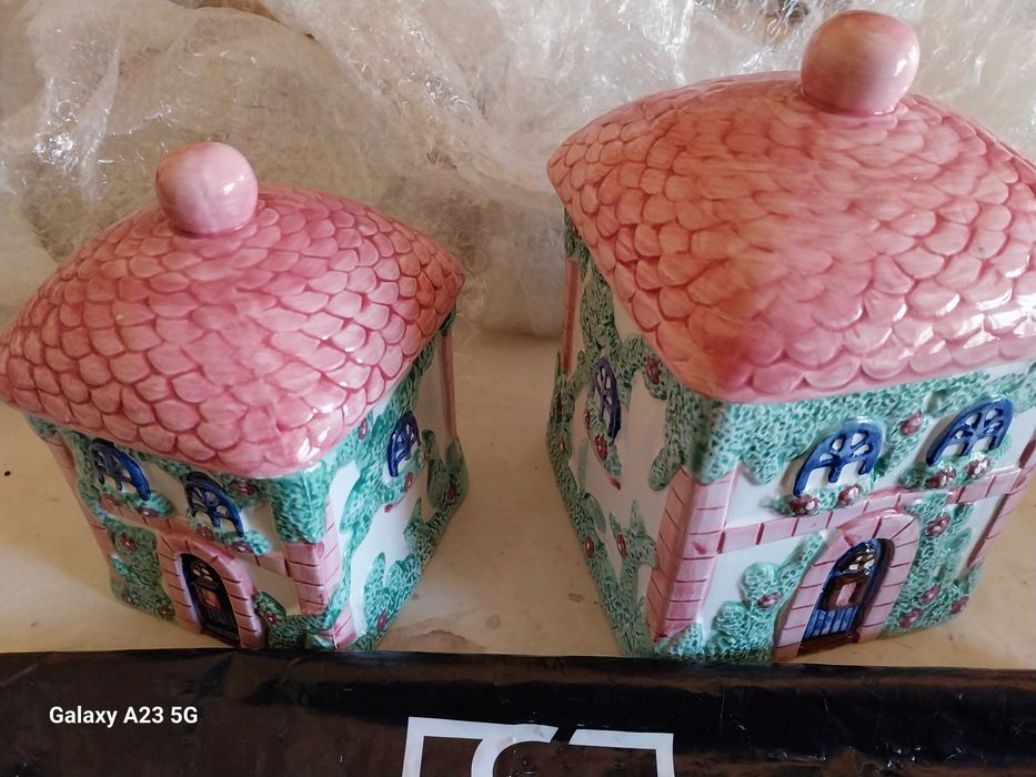 Duas caixas em porcelana. Muito perfeitas. Nunca usadas.