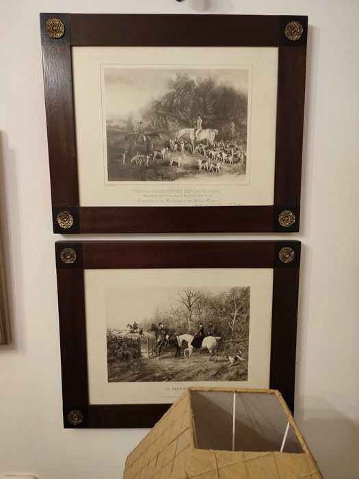 Quadros com caçadas. Conjunto de dois quadros com caçadas. Florões.