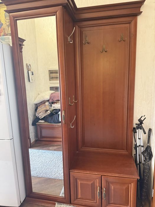 Шафа в прихожу з дзеркалом