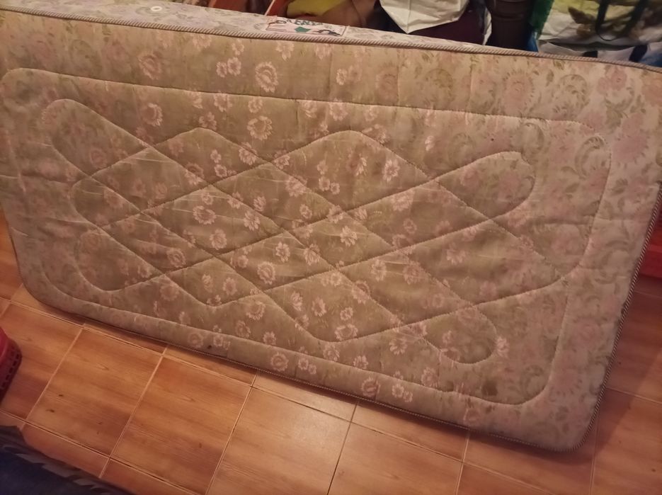 Cama com colchão para desocupar