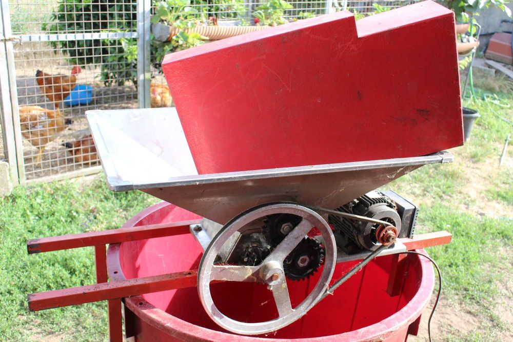 Relador de Uvas Elétrico (Funil em Inox) - 0.75kw