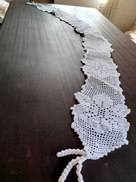 Uma toalha retangulares de mesa em crochê