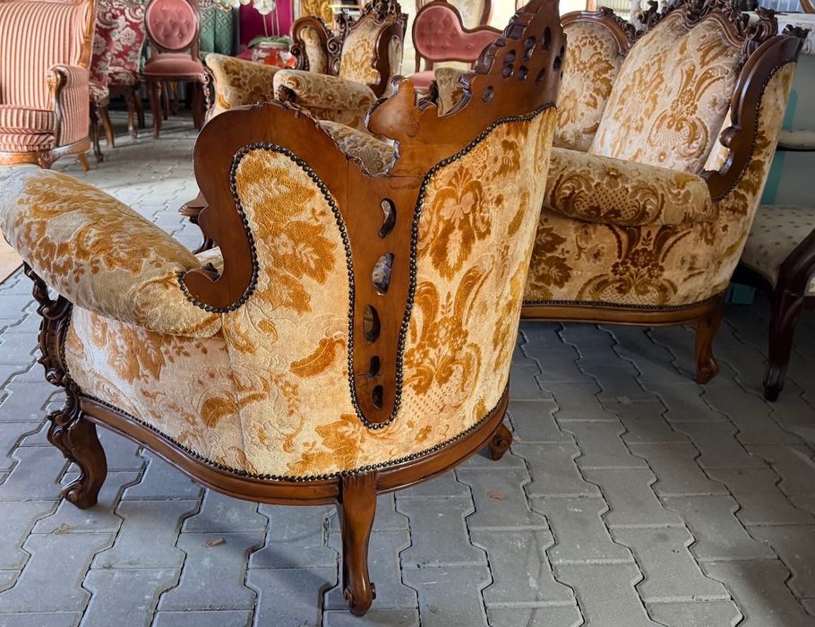 Włoski bogato rzeźbiony komplet-sofa,dwa fotele ława