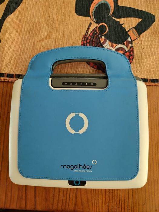 Magalhães com bolsa e carregador