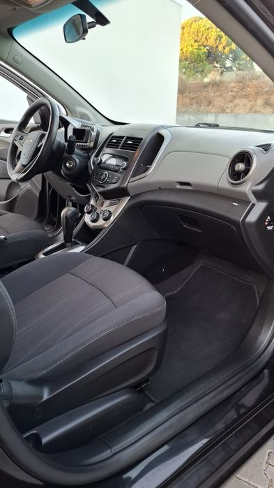 Chevrolet Aveo 1.4 16v automático 6 velocidades  2012