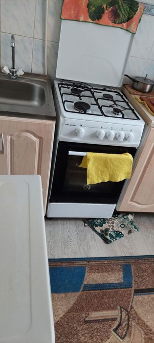 Газова  плита жовта ганчірка на ручці