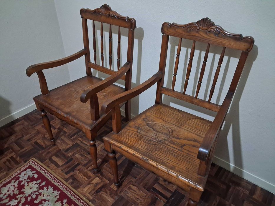 2 Cadeirões de Madeira Clássicos