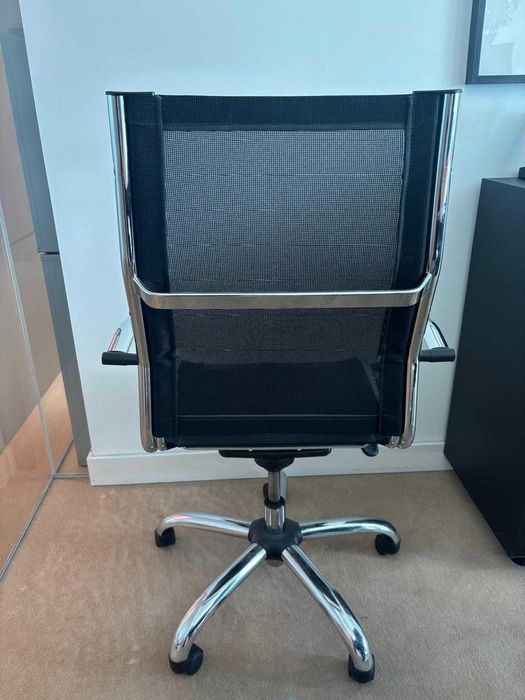 Cadeira de escritório giratória com rodas (2 disponíveis)