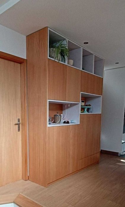Armário  Modular Moderno (Madeira e Branco) Funcional com muita arrumação Óptimo Estado