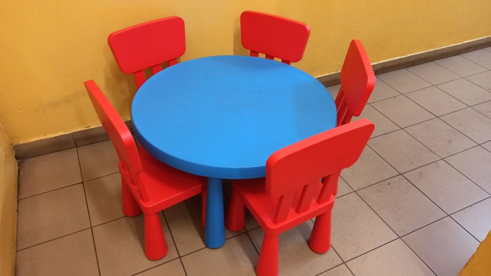 Stolik + 5 krzeseł IKEA MAMMUT – zestaw dla dzieci niebiesko-czerwony