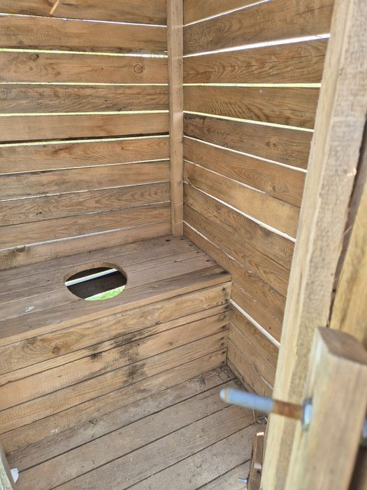 Wychodek drewniany na budowe